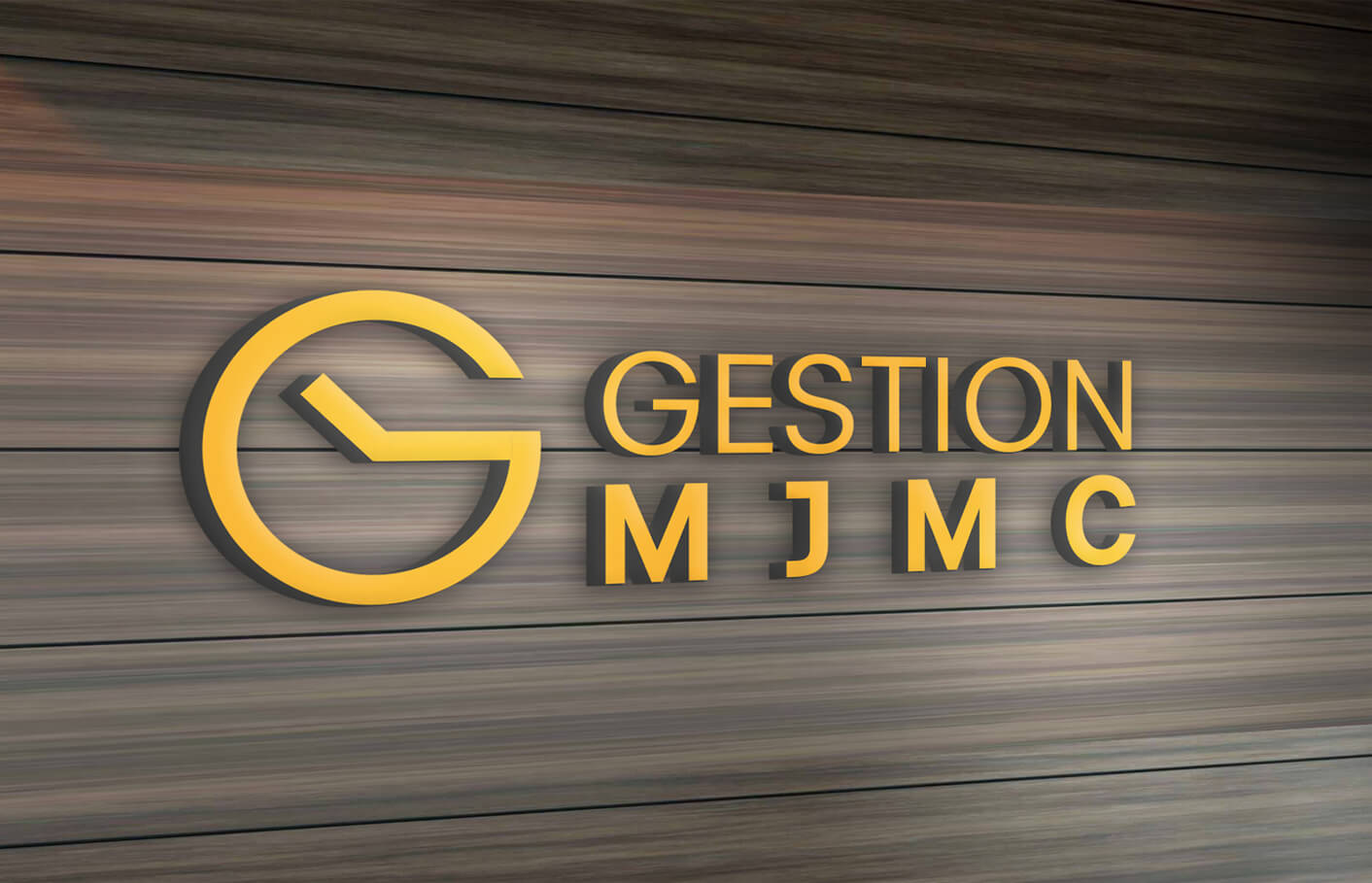 Mur en bois avec le logo de Gestion MJMC par-dessus